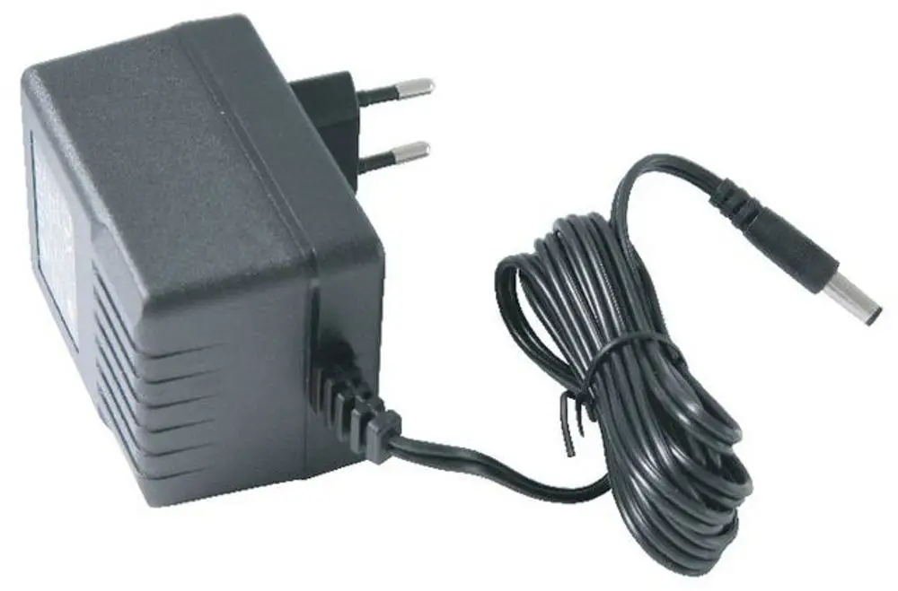 Schwarzes Steckernetzteil von Syr mit Euro-Stecker und einem langen Kabel, das an einen runden Steckeranschluss führt.